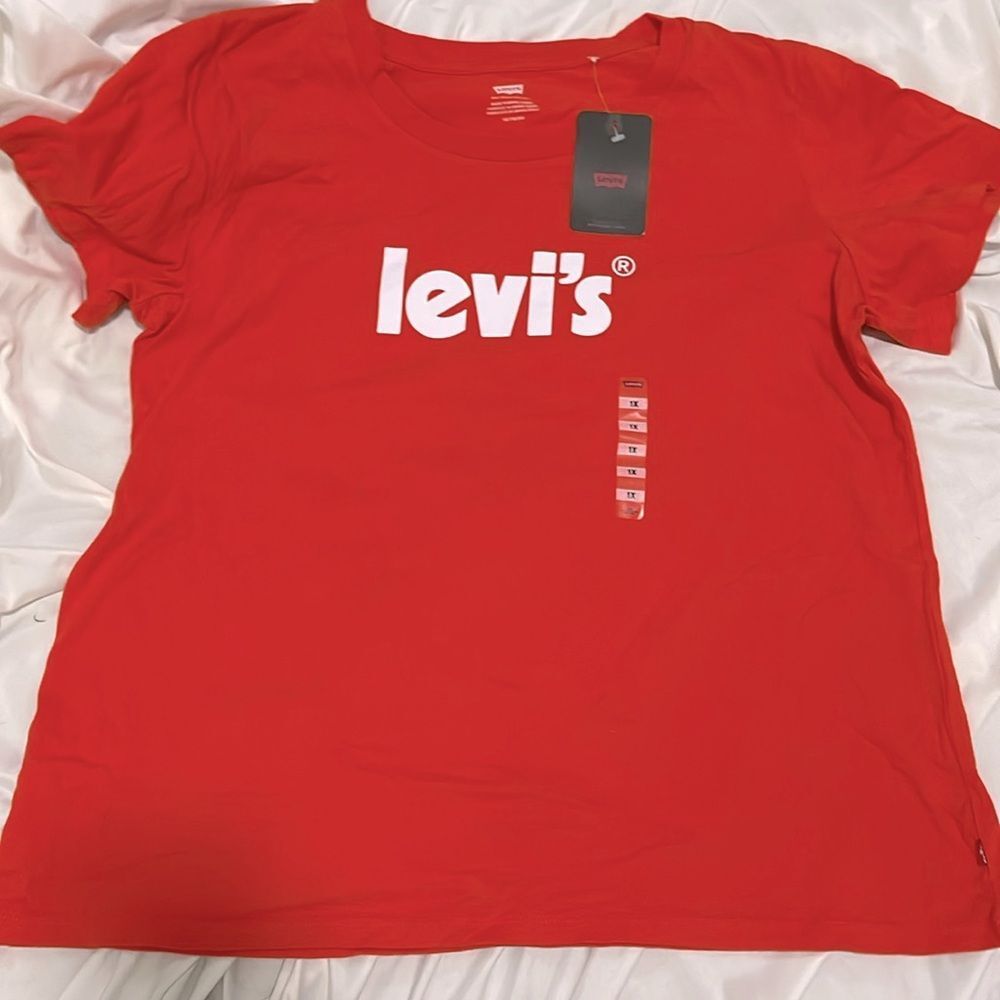NWT- Levi’s - 1X. Graphic Tee